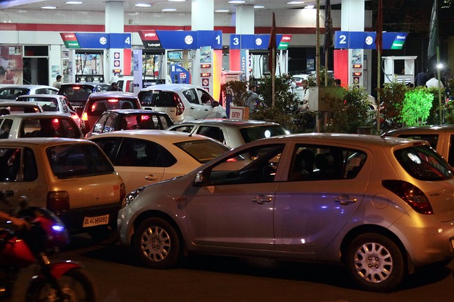 تزاحم المواطنين على محطات الوقود , البنزين , بنزين , المحروقات , ارتفاع , زيادة , مصر , وقود , الدعم , نسب زيادات أسعار البنزين , أسعار , سعر