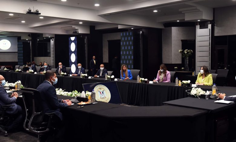 مصطفى مدبولي رئيس مجلس الوزراء خلال اجتماعه بالمستثمرين من شركات مكونات السيارات