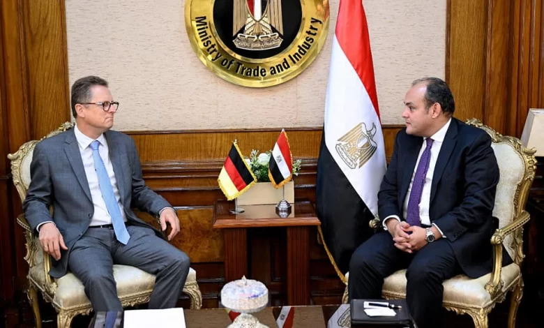 أحمد سمير وزير التجارة والصناعة في لقائه مع السفير الألماني فرانك هارتمان لبحث الاستثمارات في مجال السيارات صديقة البيئة