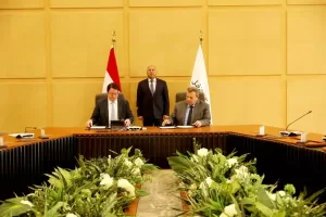 وزير النقل الفريق كامل الوزير أثناء توقيع اتفاقية لتوطين صناعة قطارات تالجو الأسبانية في مصر