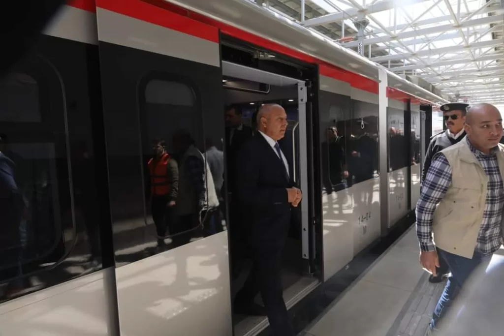 وزير النقل كامل الوزير يستقل قطار LRT من محطة عدلي منصور المركزية