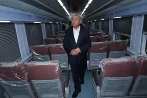 وزير النقل كامل الوزير يتفقد أول قطار أسباني بعد تطويره استعداداً لإعادة تشغيله