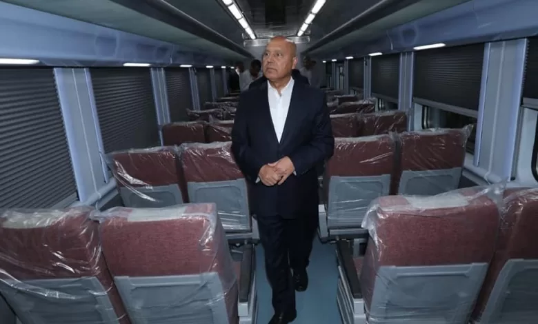 وزير النقل كامل الوزير يتفقد أول قطار أسباني بعد تطويره استعداداً لإعادة تشغيله