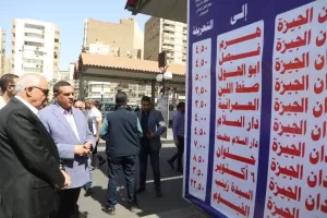 محافظ الجيزة اللواء أحمد راشد خلال متابعته لتطبيق تعريفة الركوب الجديدة في مواقف السرفيس
