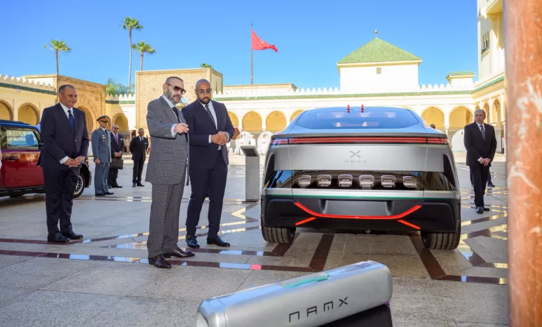 العاهل المغربي محمد السادس خلال تفقده نموذج السيارة الهيدروجينية نامكس