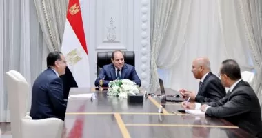 الرئيس عبد الفتاح السيسي خلال اجتماعه برئيس الوزراء ووزير النقل