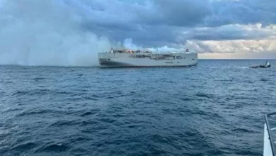 السفينة فريمانتل المحملة بالسيارات مشتعلة أمام الساحل الهولندي - نقلاً عن رويترز