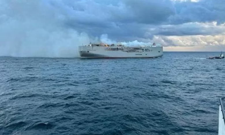 السفينة فريمانتل المحملة بالسيارات مشتعلة أمام الساحل الهولندي - نقلاً عن رويترز