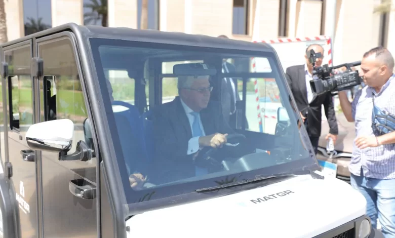 وزير التعليم العالي د. أيمن عاشور يتفقد نموذج أول سيارة كهربائية مصرية