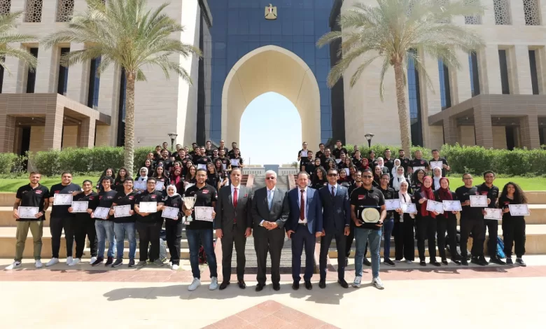 وزير التعليم العالي د. أيمن عاشور يكرم طلبة هندسة عين شمس الفائزين بالمركز الأول في مسابقة فورمولا الطلابية