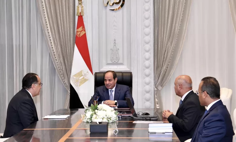 الرئيس عبد الفتاح السيسي خلال اجتماعه بكلٍ من رئيس الوزراء ووزير النقل