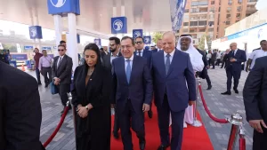 وزير البترول المهندس طارق الملا ومريم الكعبي سفيرة الإمارات في مصر خلال افتتاح أولى محطات أدنوك