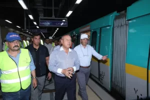 وزير النقل يستقل أحد قطارات الخط الثالث للمترو أثناء التشغيل التجريبي