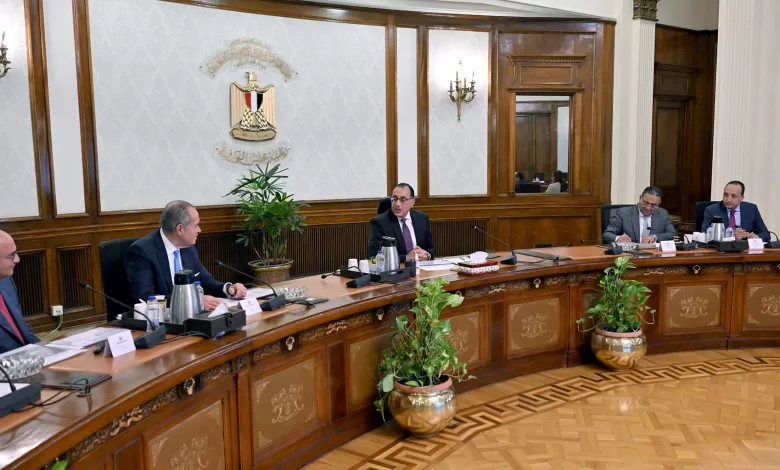 رئيس الوزراء مصطفى مدبولي خلال لقائه بمسئولي شركة المنصور للسيارات