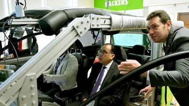رئيس الوزراء مصطفى مدبولي يتفقد نموذج سيارة ذاتية القيادة من تصنيع شركة فاليو مصر