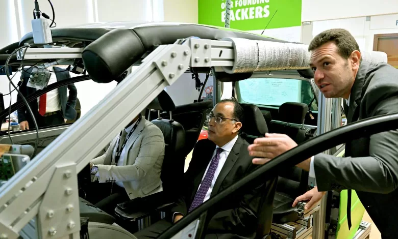 رئيس الوزراء مصطفى مدبولي يتفقد نموذج سيارة ذاتية القيادة من تصنيع شركة فاليو مصر