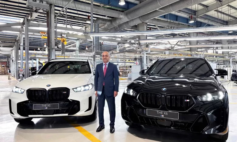 الرئيس التنفيذي لشركة جلوبال أوتو محمد قنديل في مصنع بي إم دبليو مع السيارات BMW X5 و BMW X6