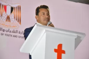 الدكتور أشرف صبحي وزير الشباب والرياضة خلال تسليم الدراجات الهوائية