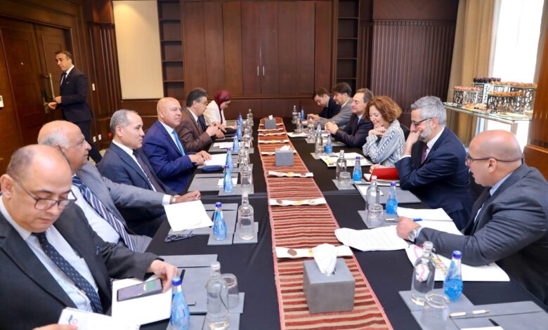 وزير الصناعة والنقل خلال لقائه بنائبة الوزير والسفير الفرنسي والوفد المرافق