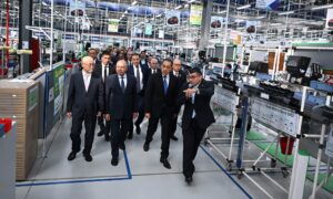 رئيس الوزراء خلال افتتاح مصنع سوميتومو للضفائر الكهربائية بالعاشر من رمضان