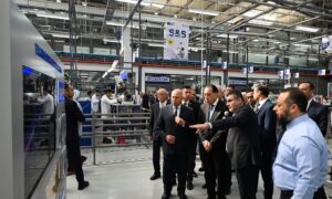 رئيس الوزراء خلال افتتاح مصنع سوميتومو للضفائر الكهربائية بالعاشر من رمضان