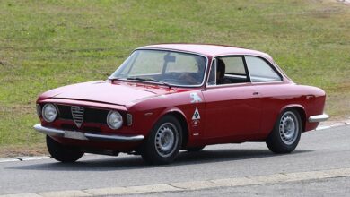 سيارة السباقات ألفا روميو Giulia Sprint GTA