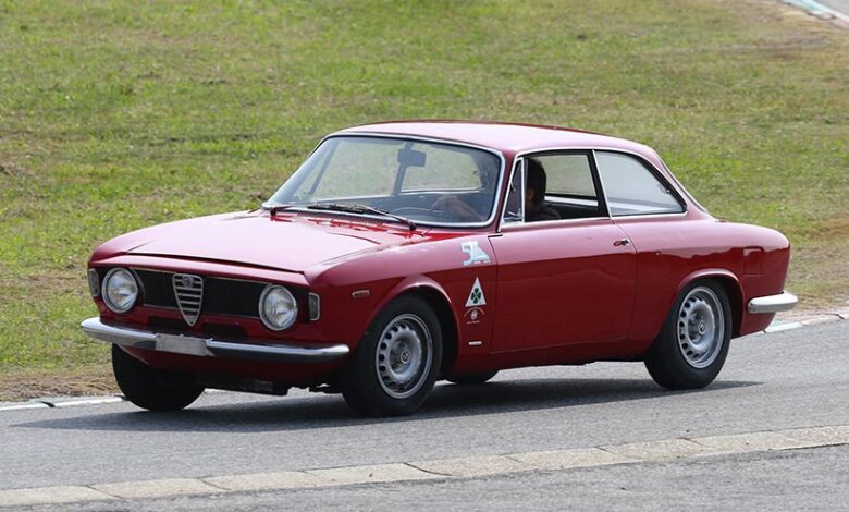 سيارة السباقات ألفا روميو Giulia Sprint GTA