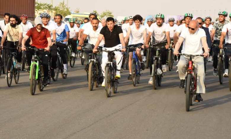 وزير الشباب والرياضة، الدكتور أشرف صبحي، خلال مشاركته في ماراثون اليوم العالمي للدراجات