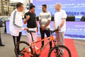 صاحب ترند الدليفري سيراً على الأقدام يتسلم دراجته