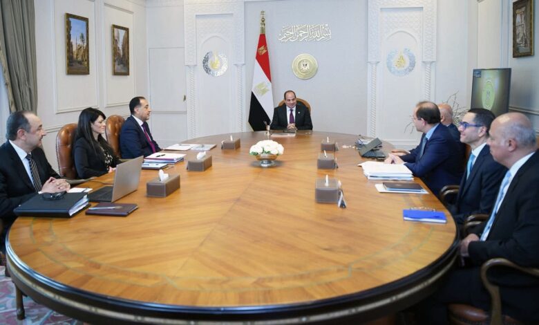 الرئيس عبد الفتاح السيسي خلال اجتماعه بوزير قطاع الأعمال