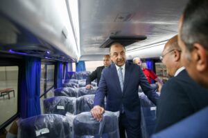 وزير قطاع الأعمال المهندس محمد شيمي خلال تفقد أوتوبيس نصر سكاي