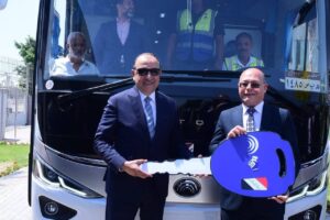 رئيس جامعة سوهاج خلال تسلم أوتوبيس نصر سكاي