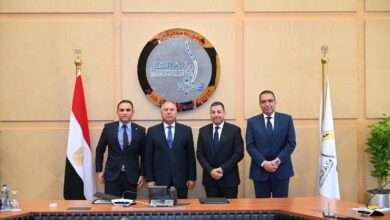 الفريق مهندس كامل الوزير خلال توقيع عقد ترخيص شركة رحلة رايدز لتنظيم خدمات النقل البري