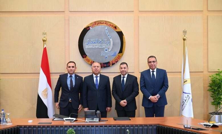 الفريق مهندس كامل الوزير خلال توقيع عقد ترخيص شركة رحلة رايدز لتنظيم خدمات النقل البري