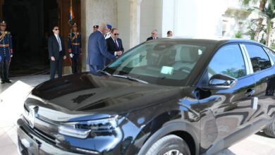 الرئيس عبد الفتاح السيسي يتفقد سيارات ستروين C4X المجمعة محلياً