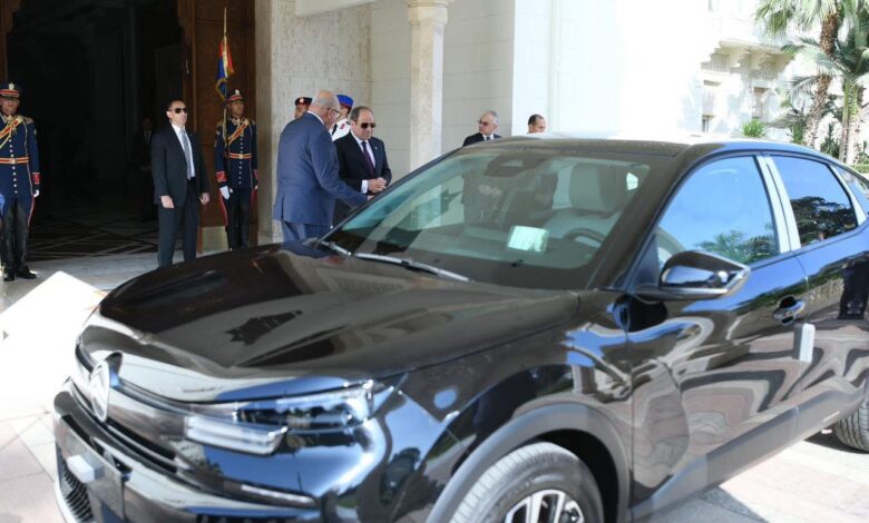 الرئيس عبد الفتاح السيسي يتفقد سيارات ستروين C4X المجمعة محلياً