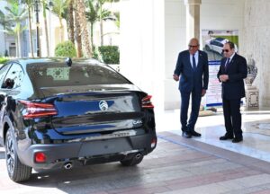 الرئيس عبد الفتاح السيسي يتفقد سيارات ستروين C4X المجمعة محلياً
