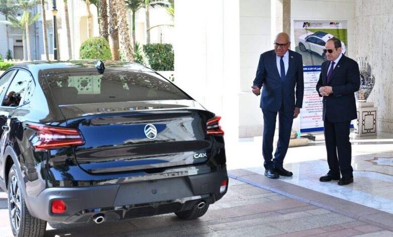 الرئيس عبد الفتاح السيسي يتفقد سيارات ستروين C4X المجمعة محلياً