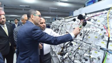 المهندس حسن الخطيب، وزير الاستثمار والتجارة الخارجية خلال تفقده مصانع مكونات السيارات