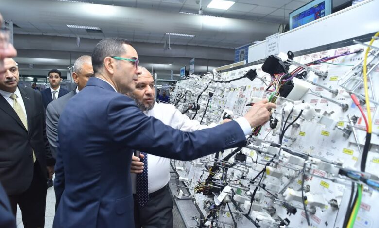 المهندس حسن الخطيب، وزير الاستثمار والتجارة الخارجية خلال تفقده مصانع مكونات السيارات