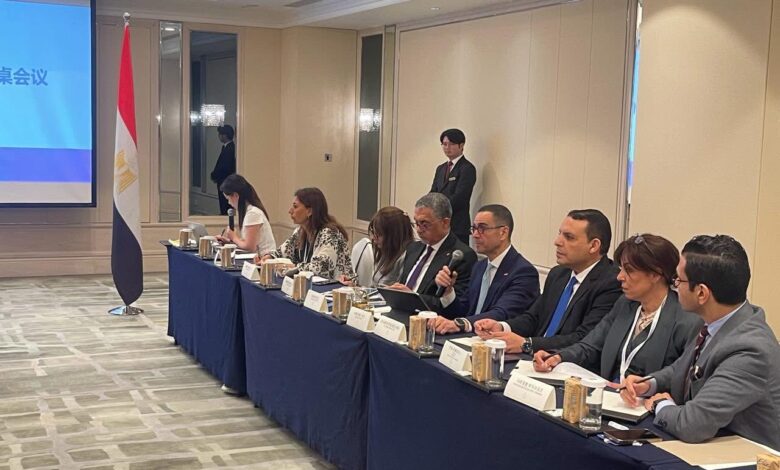 وزير الاستثمار خلال مشاركته في المائدة المستديرة لقطاع صناعة السيارات في مدينة شانغهاي الصينية