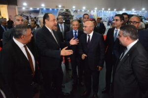 وزير قطاع الأعمال العام المهندس محمد شيمي خلال زيارته جناح مجموعة المنصور للسيارات بمعرض الأهرام للنقل