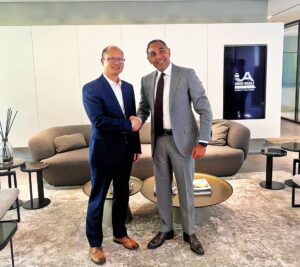 أليكس نان، نائب رئيس لشركة چيلي العالمية، خلال لقائه المهندس محمد أبو غالي، الرئيس التنفيذي لمجموعة أبو غالي موتورز