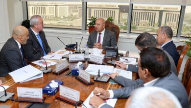 وزير الصناعة والنقل خلال الاجتماع مع مسئولي شركة ألستوم الفرنسية