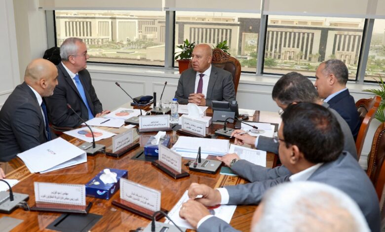 وزير الصناعة والنقل خلال الاجتماع مع مسئولي شركة ألستوم الفرنسية