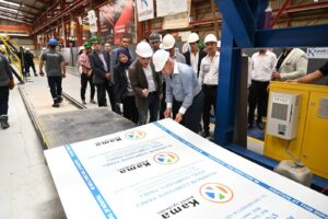 الوزير خلال زيارته لمصنع كاما للمعادن