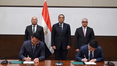 رئيس الوزراء خلال توقيع اتفاقية مصنع سيلون لتصنيع إطارات السيارات