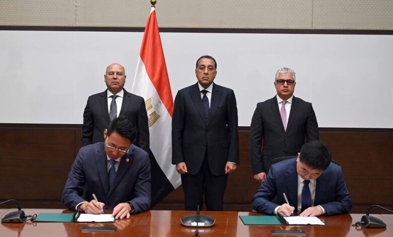 رئيس الوزراء خلال توقيع اتفاقية مصنع سيلون لتصنيع إطارات السيارات