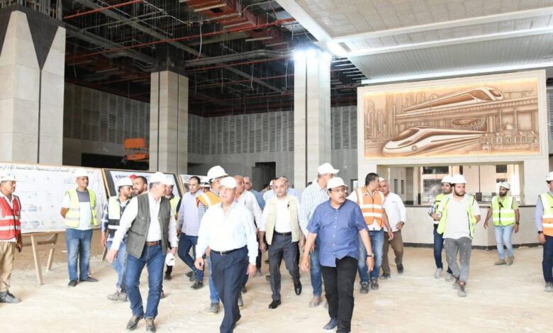 وزير النقل يتفقد محطات الخط الأول من القطار الكهربائي السريع