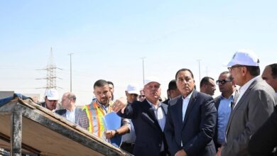 رئيس الوزراء ونائبه خلال تفقد محطة الأوتوبيس الترددي بمحيط المتحف المصري الكبير